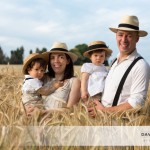 Mademoiselle L., Monsieur M. et leurs charmants parents (un portrait de famille dans les champs de blé)