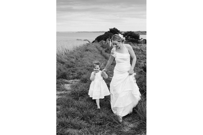 mariée et sa fille bord de mer photographe mariage bretagne