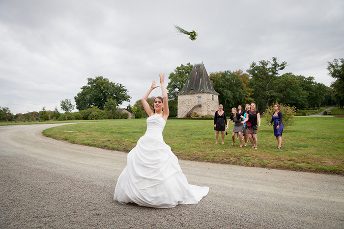 photographe mariage photo du lancer du bouquet de la mariée