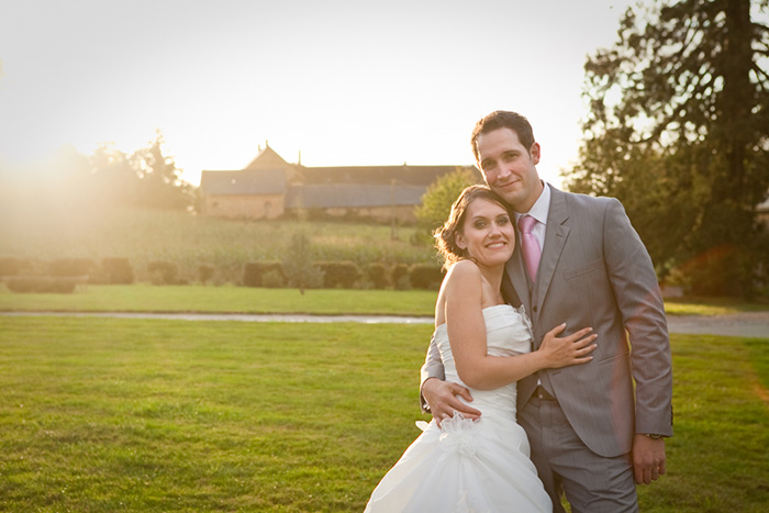 photographe mariage bretagne chateau de la robinais couple dans soleil couchant