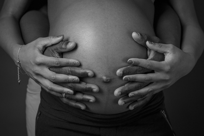 photo studio rennes gros plan main sur le ventre grossesse
