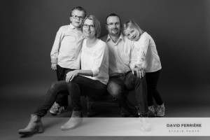 portrait de famille studio rennes idee de pose original parents enfants