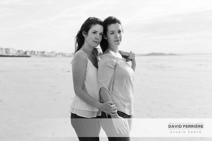 photo soeurs jumelles saint malo rennes bretagne portrait original sur la plage noir et blanc