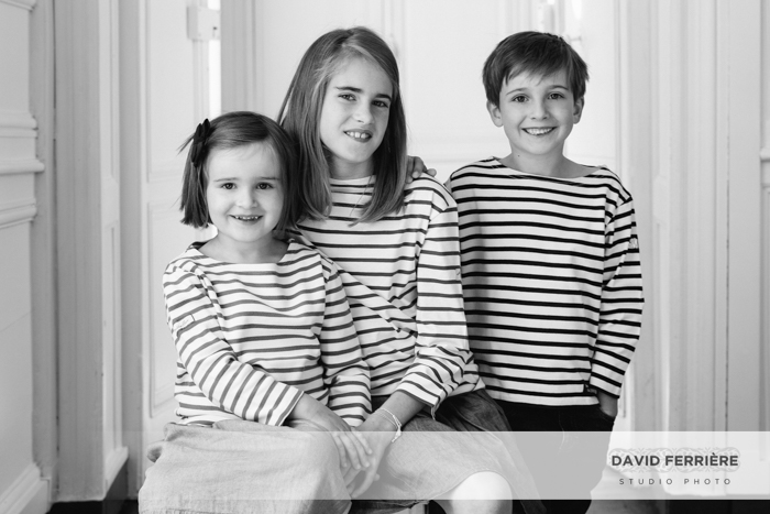rennes portrait famille nombreuse enfants jumeaux studio photo shooting noir et blanc