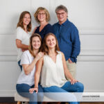 Madame A., Monsieur G. et leurs filles … un portrait de famille au studio.